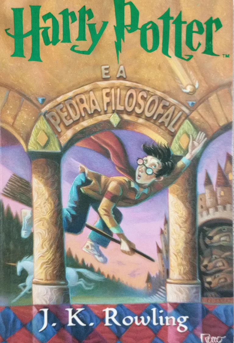 Capa do livro Harry Potter e a Pedra Filosofal, com Harry usando óculos e segurando uma varinha, voando em uma vassoura em frente ao castelo de Hogwarts.