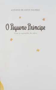 Primeira página do livro, o fundo é inteiro branco com algumas estrelas amarelas pela folha, de cima para baixo, apresenta o nome do autor em letra media, com algumas estrelinhas embaixo, o nome do Livro em letras grandes um pouco abaixo do nome do autor, e um escrito em letras pequenas abaixo do nome do livro dizendo: com aquarelas do autor