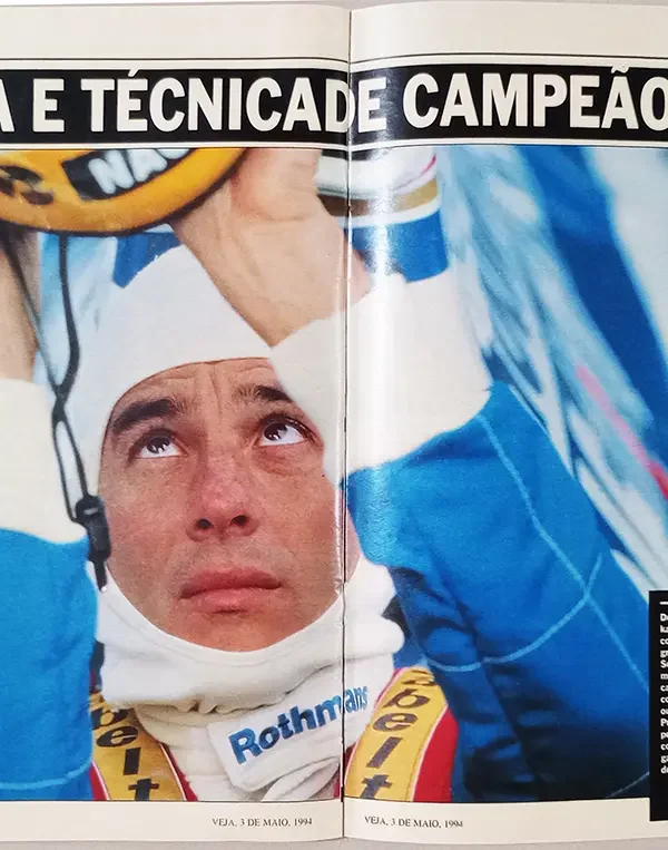 Ayrton Senna dentro do carro de Fórmula 1, usando macacão azul e branco da Williams-Rothmans, concentrado antes da corrida.